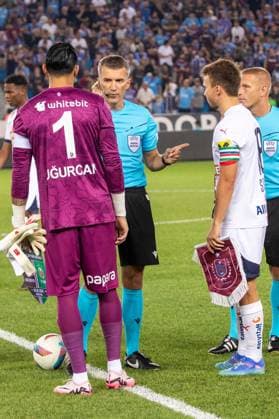 SOCCER - UEFA EL, Trabzonspor vs Rapid TRABZON,TURKEY,08.AUG.24 - SOCCER - UEFA Europa League, qualification, Trabzonspor Kuluebue vs SK Rapid Wien. Image shows Ugurcan Cakir (Trabzonspor), referee Kristo Tohver (EST) and Guido Burgstaller (Rapid).  GEPAxpictures xPhilippxBrem