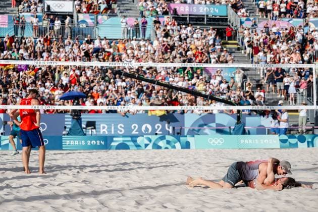240808 Anders Mol and Christian Sorum of Norway look dejected after a men s beach volleyball semifinal match between Germany and Norway during day 13 of the Paris 2024 Olympics on August 8, 2024 in Paris Photo Jon Olav Nesvold BILDBYRAN COP 217 JE0103 beachvolleyboll beach volleyball sandvolleyball paris 2024 olympics day 13 germany norway bbeng depp  Copyright: JONxOLAVxNESVOLD BB240808JE078