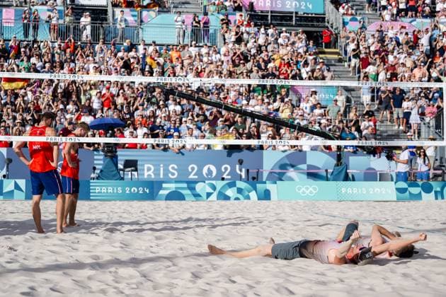 240808 Anders Mol and Christian Sorum of Norway look dejected after a men s beach volleyball semifinal match between Germany and Norway during day 13 of the Paris 2024 Olympics on August 8, 2024 in Paris Photo Jon Olav Nesvold BILDBYRAN COP 217 JE0103 beachvolleyboll beach volleyball sandvolleyball paris 2024 olympics day 13 germany norway bbeng depp  Copyright: JONxOLAVxNESVOLD BB240808JE079