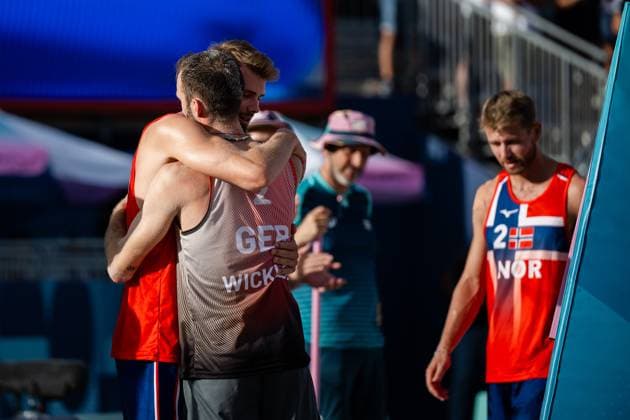 240808 Anders Mol and Christian Sorum of Norway look dejected after a men s beach volleyball semifinal match between Germany and Norway during day 13 of the Paris 2024 Olympics on August 8, 2024 in Paris Photo Jon Olav Nesvold BILDBYRAN COP 217 JE0103 beachvolleyboll beach volleyball sandvolleyball paris 2024 olympics day 13 germany norway bbeng depp  Copyright: JONxOLAVxNESVOLD BB240808JE080