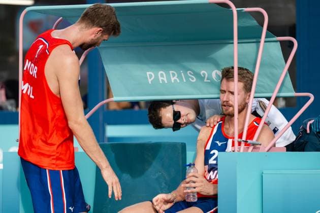 240808 Anders Mol and Christian Sorum of Norway look dejected after a men s beach volleyball semifinal match between Germany and Norway during day 13 of the Paris 2024 Olympics on August 8, 2024 in Paris Photo Jon Olav Nesvold BILDBYRAN COP 217 JE0103 beachvolleyboll beach volleyball sandvolleyball paris 2024 olympics day 13 germany norway bbeng depp  Copyright: JONxOLAVxNESVOLD BB240808JE081