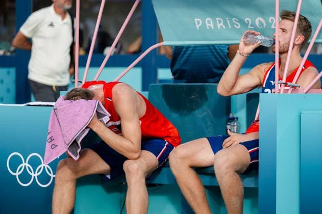 240808 Anders Mol and Christian Sorum of Norway look dejected after a men s beach volleyball semifinal match between Germany and Norway during day 13 of the Paris 2024 Olympics on August 8, 2024 in Paris Photo Jon Olav Nesvold BILDBYRAN COP 217 JE0103 beachvolleyboll beach volleyball sandvolleyball paris 2024 olympics day 13 germany norway bbeng depp  Copyright: JONxOLAVxNESVOLD BB240808JE082