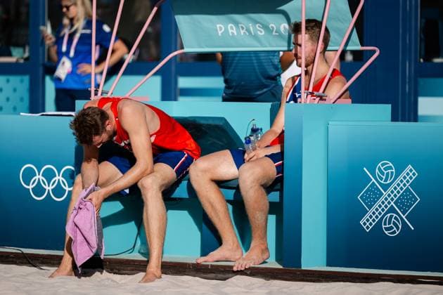 240808 Anders Mol and Christian Sorum of Norway look dejected after a men s beach volleyball semifinal match between Germany and Norway during day 13 of the Paris 2024 Olympics on August 8, 2024 in Paris Photo Jon Olav Nesvold BILDBYRAN COP 217 JE0103 beachvolleyboll beach volleyball sandvolleyball paris 2024 olympics day 13 germany norway bbeng depp  Copyright: JONxOLAVxNESVOLD BB240808JE083