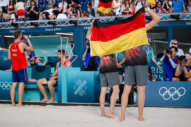 240808 Anders Mol and Christian Sorum of Norway look dejected after a men s beach volleyball semifinal match between Germany and Norway during day 13 of the Paris 2024 Olympics on August 8, 2024 in Paris Photo Jon Olav Nesvold BILDBYRAN COP 217 JE0103 beachvolleyboll beach volleyball sandvolleyball paris 2024 olympics day 13 germany norway bbeng depp  Copyright: JONxOLAVxNESVOLD BB240808JE084