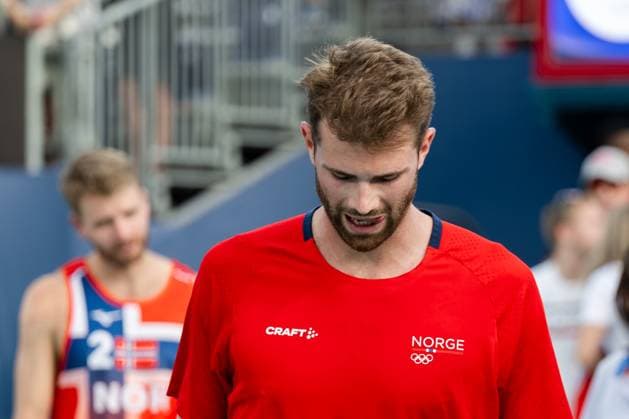 240808 Anders Mol of Norway looks dejected after a men s beach volleyball semifinal match between Germany and Norway during day 13 of the Paris 2024 Olympics on August 8, 2024 in Paris Photo Jon Olav Nesvold BILDBYRAN COP 217 JE0103 beachvolleyboll beach volleyball sandvolleyball paris 2024 olympics day 13 germany norway bbeng depp  Copyright: JONxOLAVxNESVOLD BB240808JE086
