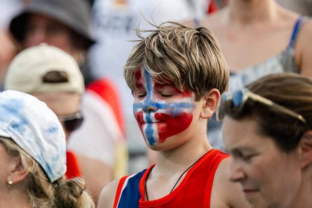 240808 Fans of Norway look dejected after a men s beach volleyball semifinal match between Germany and Norway during day 13 of the Paris 2024 Olympics on August 8, 2024 in Paris Photo Jon Olav Nesvold BILDBYRAN COP 217 JE0103 beachvolleyboll beach volleyball sandvolleyball paris 2024 olympics day 13 germany norway bbeng depp  Copyright: JONxOLAVxNESVOLD BB240808JE087
