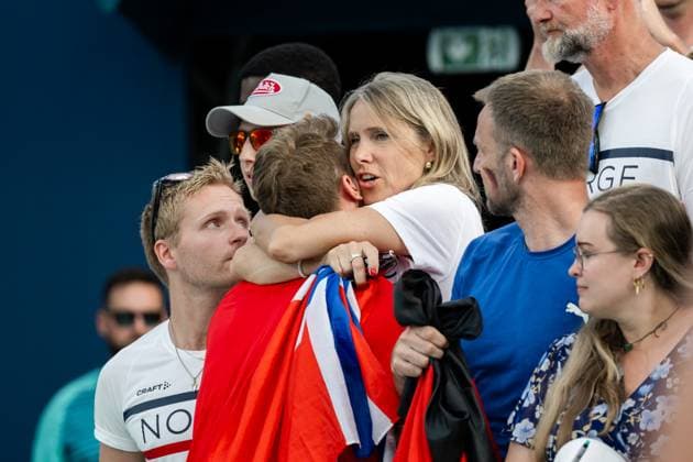 240808 Anders Mol of Norway with his family after a men s beach volleyball semifinal match between Germany and Norway during day 13 of the Paris 2024 Olympics on August 8, 2024 in Paris Photo Jon Olav Nesvold BILDBYRAN COP 217 JE0103 beachvolleyboll beach volleyball sandvolleyball paris 2024 olympics day 13 germany norway bbeng depp  Copyright: JONxOLAVxNESVOLD BB240808JE097
