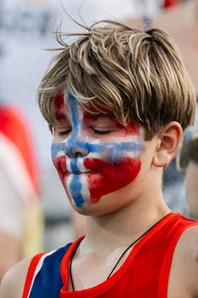 240808 Fans of Norway look dejected after a men s beach volleyball semifinal match between Germany and Norway during day 13 of the Paris 2024 Olympics on August 8, 2024 in Paris Photo Jon Olav Nesvold BILDBYRAN COP 217 JE0103 beachvolleyboll beach volleyball sandvolleyball paris 2024 olympics day 13 germany norway bbeng depp  Copyright: JONxOLAVxNESVOLD BB240808JE098