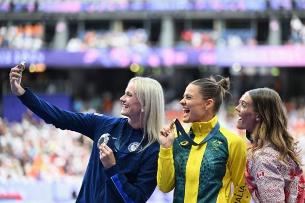 OLY24 ATHLETICS, (L-R) Silver medallist American pole vaulter Katie Moon, gold medallist Australian pole vaulter Nina Kennedy and bronze medallist Canadian pole vaulter Alysha Newman pose with their medals on the podium after the Women s Pole Vault Final at the Stade de France in Saint-Denis, as part of the 2024 Paris Summer Olympic Games, Olympische Spiele, Olympia, OS in, France, Thursday, August 08, 2024. ( NO ARCHIVING, EDITORIAL USE ONLY, NO USE IN BOOKS WITHOUT CONSENT SAINT-DENIS FRANCE Copyright: xDEANxLEWINSx 20240809116165204827