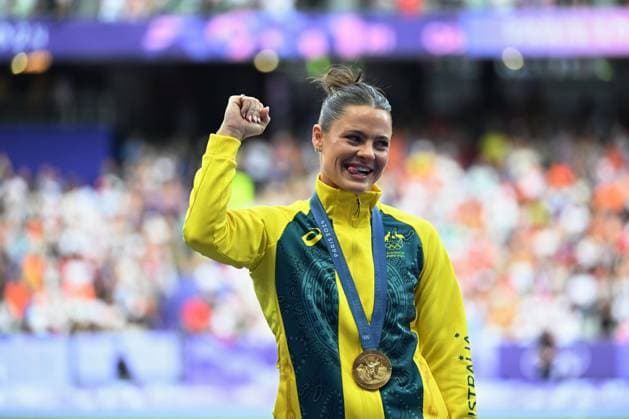 OLY24 ATHLETICS, Gold medallist Australian pole vaulter Nina Kennedy poses with her gold medal on the podium after she won the Women s Pole Vault Final at the Stade de France in Saint-Denis, as part of the 2024 Paris Summer Olympic Games, Olympische Spiele, Olympia, OS in, France, Thursday, August 08, 2024. ( NO ARCHIVING, EDITORIAL USE ONLY, NO USE IN BOOKS WITHOUT CONSENT SAINT-DENIS FRANCE Copyright: xDEANxLEWINSx 20240809143044807644