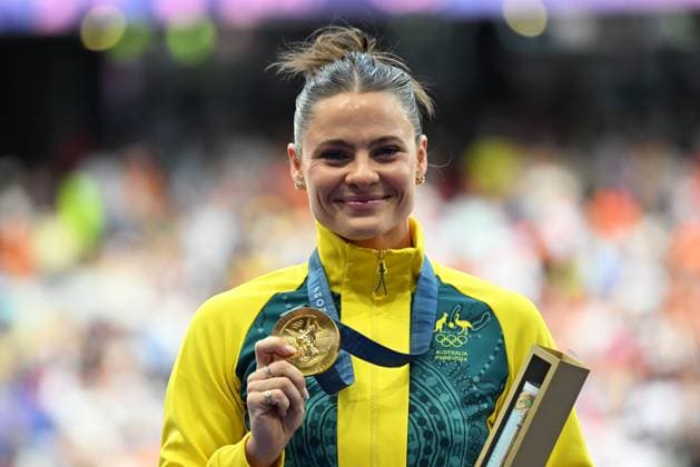 OLY24 ATHLETICS, Gold medallist Australian pole vaulter Nina Kennedy poses with her gold medal on the podium after she won the Women s Pole Vault Final at the Stade de France in Saint-Denis, as part of the 2024 Paris Summer Olympic Games, Olympische Spiele, Olympia, OS in, France, Thursday, August 08, 2024. ( NO ARCHIVING, EDITORIAL USE ONLY, NO USE IN BOOKS WITHOUT CONSENT SAINT-DENIS FRANCE Copyright: xDEANxLEWINSx 20240809167155793965