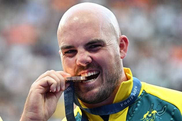 OLY24 ATHLETICS, Bronze medallist Australian discus thrower Matthew Denny poses with his medal on the podium during the medal ceremony for the Men s Discus Throw Final at Stade de France in Saint-Denis, as part of the 2024 Paris Olympic Games, Olympische Spiele, Olympia, OS France, Wednesday, August 07, 2024. ( NO ARCHIVING, EDITORIAL USE ONLY, NO USE IN BOOKS WITHOUT CONSENT SAINT-DENIS FRANCE  Copyright: xDEANxLEWINSx 20240809142704560103