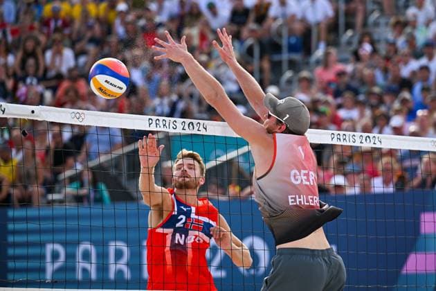 Olympic Games Beach Volleyball Paris 08 08 2024 Semifinal, Men, GER NOR, Nils Ehlers 1, GER , blocks Christian Soerum left, Copyright: xBEAUTIFULxSPORTS TomxBlochx
