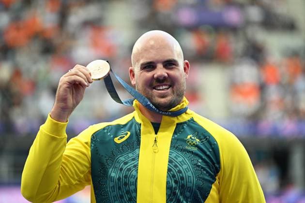 OLY24 ATHLETICS, Bronze medallist Australian discus thrower Matthew Denny poses with his medal on the podium during the medal ceremony for the Men s Discus Throw Final at Stade de France in Saint-Denis, as part of the 2024 Paris Olympic Games, Olympische Spiele, Olympia, OS France, Wednesday, August 07, 2024. ( NO ARCHIVING, EDITORIAL USE ONLY, NO USE IN BOOKS WITHOUT CONSENT SAINT-DENIS FRANCE  Copyright: xDEANxLEWINSx 20240809194477406778