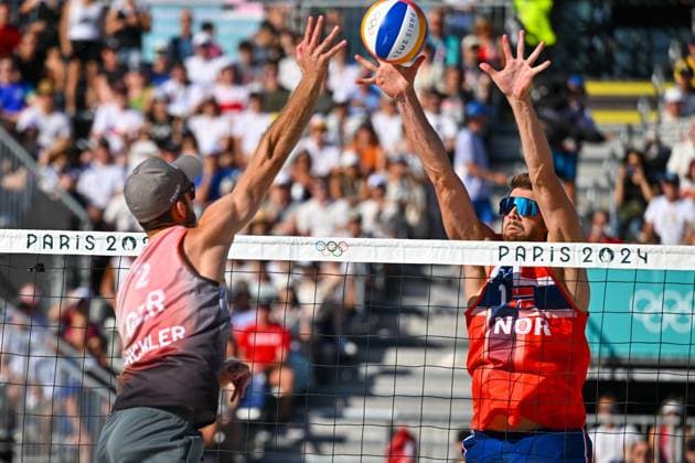 Olympic Games Beach Volleyball Paris 08 08 2024 Semifinal, Men, GER NOR, Anders Mol right, blocks Clemens Wickler, Copyright: xBEAUTIFULxSPORTS TomxBlochx