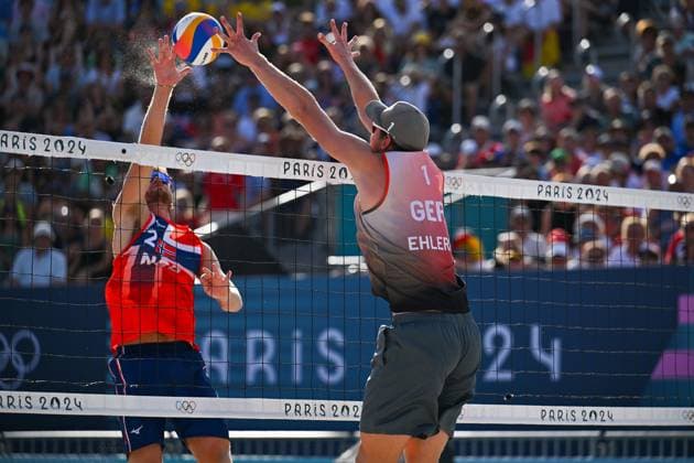 Olympic Games Beach Volleyball Paris 08 08 2024 Semifinal, Men, GER NOR, Nils Ehlers 1, GER , blocks Christian Soerum left, Copyright: xBEAUTIFULxSPORTS TomxBlochx