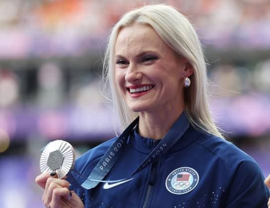 Women s Pole Vault silver medalist Katie Moon of the U.S. holds her medal on the podium during the Paris 2024 Olympic Games, Olympische Spiele, Olympia, OS Athletics competition at the Stade de France in Paris, France, on Thursday, August 8, 2024.  OLY202408081709 HUGOxPHILPOTT