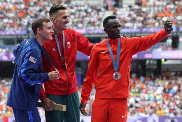 Men s 3000m Steeplechase gold medalist Soufine El Bakkali of Morocco (C), silver medalist Kenneth Rooks of the U.S. (L) and bronze medalist Abraham Kibiwot of Kenya.pose on the podium during the Paris 2024 Olympic Games, Olympische Spiele, Olympia, OS Athletics competition at the Stade de France in Paris, France, on Thursday, August 8, 2024.  OLY202408081711 HUGOxPHILPOTT