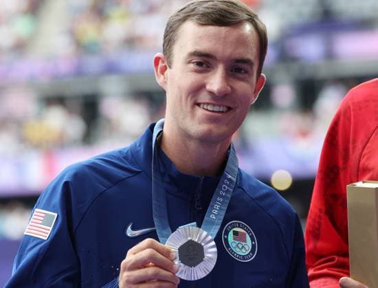 Men s 3000m Steeplechase silver medalist Kenneth Rooks of the U.S. poses on the podium during the Paris 2024 Olympic Games, Olympische Spiele, Olympia, OS Athletics competition at the Stade de France in Paris, France, on Thursday, August 8, 2024.  OLY202408081713 HUGOxPHILPOTT