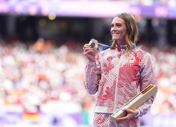 (240808) -- PARIS, Aug. 8, 2024 -- Bronze medalist Alysha Newman of Canada reacts during the victory ceremony of the women s pole vault of Athletics at the Paris 2024 Olympic Games, Olympische Spiele, Olympia, OS in Paris, France, Aug. 8, 2024. ) (PARIS2024) FRANCE-PARIS-OLY-ATHLETICS-POLE VAULT-WOMEN XuxChang 