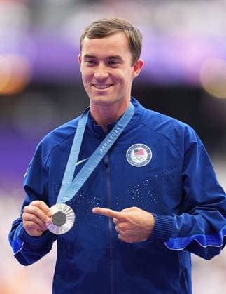 (240808) -- PARIS, Aug. 8, 2024 -- Silver medalist Kenneth Rooks of the United States reacts during the victory ceremony of the men s 3000m steeplechase of Athletics at the Paris 2024 Olympic Games, Olympische Spiele, Olympia, OS in Paris, France, Aug. 8, 2024. ) (PARIS2024) FRANCE-PARIS-OLY-ATHLETICS-3000M STEEPLECHASE-MEN XuxChang 