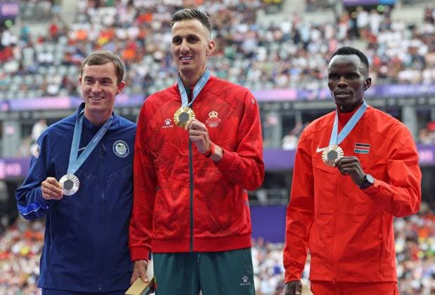 Men s 3000m Steeplechase gold medalist Soufine El Bakkali of Morocco (C), silver medalist Kenneth Rooks of the U.S. (L) and bronze medalist Abraham Kibiwot of Kenya.pose on the podium during the Paris 2024 Olympic Games, Olympische Spiele, Olympia, OS Athletics competition at the Stade de France in Paris, France, on Thursday, August 8, 2024.  OLY202408081712 HUGOxPHILPOTT