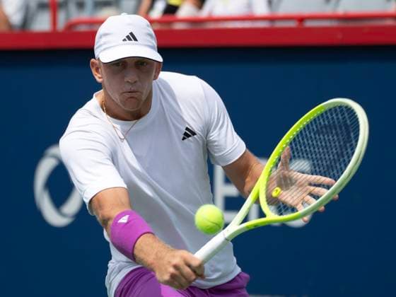 August 8, 2024, Montreal, Pq, Canada: Spain s Alejandro Davidovich Fokina returns a shot to Daniil Medvedev during their second round match at the National Bank Open tennis Thursday, August 8, 2024 in Montreal. Davidovich Fokina won the match in three sets. Alejandro Davidovich Fokina,  - ZUMAc35_ 20240808_zaf_c35_072 Copyright: xRyanxRemiorzx