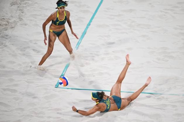OLY24 Beach volleyball, Beachvolleyball Australian beach volleyball player Mariafe Artacho del Solar (left) dives for the ball during the Women s Semifinal 51 beach volleyball match between Australia and Brazil at Eiffel Tower Stadium in Paris, as part of the 2024 Paris Olympic Games, Olympische Spiele, Olympia, OS France, Thursday, August 08, 2024. ( NO ARCHIVING, EDITORIAL USE ONLY, NO USE IN BOOKS WITHOUT CONSENT PARIS FRANCE Copyright: xJOELxCARRETTx 20240809138431598116