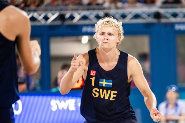 240808 David Ahman of Sweden celebrates in a men s beach volleyball semifinal match between Qatar and Sweden during day 13 of the Paris 2024 Olympic Games on August 8, 2024 in Paris Photo Ludvig Thunman BILDBYRAN kod LT LT0664 beachvolleyboll beach volleyball sandvolleyball olympic games olympics os ol olympiska spel olympiske leker paris 2024 paris os paris ol 13 bbeng jubel  Copyright: LUDVIGxTHUNMAN BB240808LT044