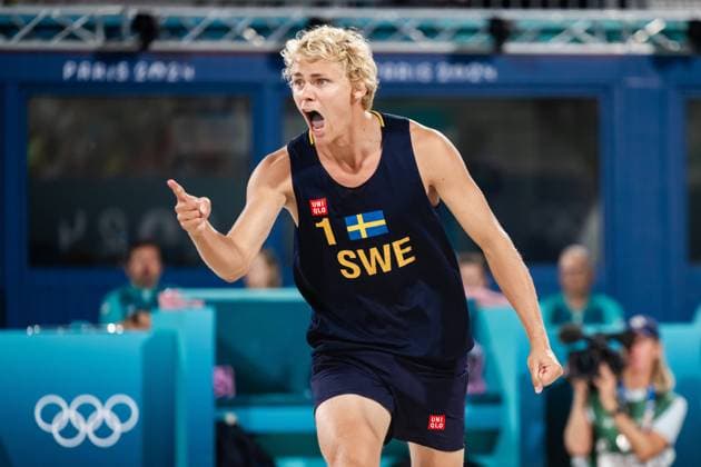 240808 David Ahman of Sweden celebrates in a men s beach volleyball semifinal match between Qatar and Sweden during day 13 of the Paris 2024 Olympic Games on August 8, 2024 in Paris Photo Ludvig Thunman BILDBYRAN kod LT LT0664 beachvolleyboll beach volleyball sandvolleyball olympic games olympics os ol olympiska spel olympiske leker paris 2024 paris os paris ol 13 bbeng jubel  Copyright: LUDVIGxTHUNMAN BB240808LT046