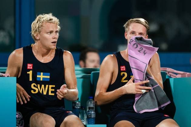 240808 David Ahman and Jonatan Hellvig of Sweden in a men s beach volleyball semifinal match between Qatar and Sweden during day 13 of the Paris 2024 Olympic Games on August 8, 2024 in Paris Photo Ludvig Thunman BILDBYRAN kod LT LT0664 beachvolleyboll, beach volleyball, sandvolleyball,olympic games,  Copyright: LUDVIGxTHUNMAN BB240808LT050
