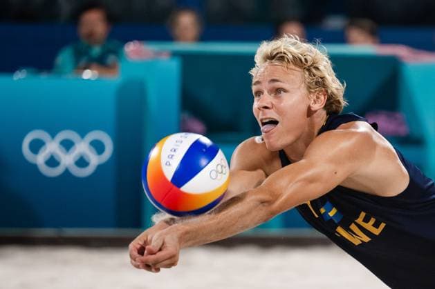 240808 David Ahman of Sweden in a men s beach volleyball semifinal match between Qatar and Sweden during day 13 of the Paris 2024 Olympic Games on August 8, 2024 in Paris Photo Ludvig Thunman BILDBYRAN code LT LT0664 beachvolleyboll beach volleyball sandvolleyball olympic games olympics os ol olympiska spel olympiske leker paris 2024 paris os paris ol 13 bbeng  Copyright: LUDVIGxTHUNMAN BB240808LT053