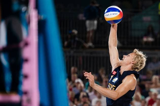 240808 David Ahman of Sweden in a men s beach volleyball semifinal match between Qatar and Sweden during day 13 of the Paris 2024 Olympic Games on August 8, 2024 in Paris Photo Ludvig Thunman BILDBYRAN code LT LT0664 beachvolleyboll beach volleyball sandvolleyball olympic games olympics os ol olympiska spel olympiske leker paris 2024 paris os paris ol 13 bbeng  Copyright: LUDVIGxTHUNMAN BB240808LT055