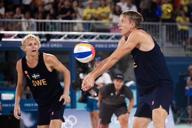 240808 David Ahman and Jonatan Hellvig of Sweden in a men s beach volleyball semifinal match between Qatar and Sweden during day 13 of the Paris 2024 Olympic Games on August 8, 2024 in Paris Photo Ludvig Thunman BILDBYRAN kod LT LT0664 beachvolleyboll, beach volleyball, sandvolleyball,olympic games,  Copyright: LUDVIGxTHUNMAN BB240808LT056
