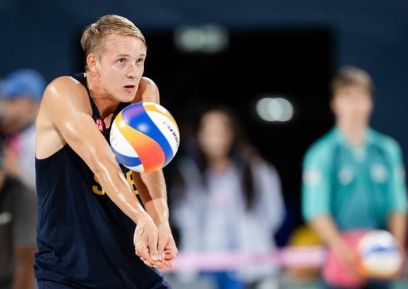 240808 Jonatan Hellvig of Sweden in a men s beach volleyball semifinal match between Qatar and Sweden during day 13 of the Paris 2024 Olympic Games on August 8, 2024 in Paris Photo Ludvig Thunman BILDBYRAN code LT LT0664 beachvolleyboll beach volleyball sandvolleyball olympic games olympics os ol olympiska spel olympiske leker paris 2024 paris os paris ol 13 bbeng  Copyright: LUDVIGxTHUNMAN BB240808LT061