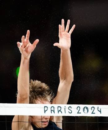 240808 Jonatan Hellvig of Sweden in a men s beach volleyball semifinal match between Qatar and Sweden during day 13 of the Paris 2024 Olympic Games on August 8, 2024 in Paris Photo Ludvig Thunman BILDBYRAN code LT LT0664 beachvolleyboll beach volleyball sandvolleyball olympic games olympics os ol olympiska spel olympiske leker paris 2024 paris os paris ol 13 bbeng  Copyright: LUDVIGxTHUNMAN BB240808LT063