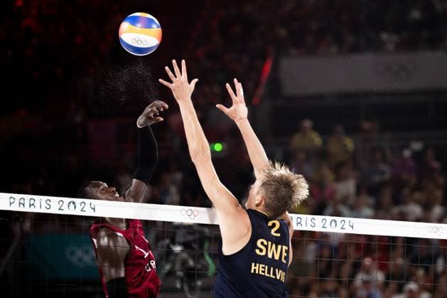 240808 Cherif Younousse of Qatar against Jonatan Hellvig of Sweden in a men s beach volleyball semifinal match between Qatar and Sweden during day 13 of the Paris 2024 Olympic Games on August 8, 2024 in Paris Photo Ludvig Thunman BILDBYRAN kod LT LT0664 beachvolleyboll beach volleyball sandvolleyball olympic games olympics os ol olympiska spel olympiske leker paris 2024 paris os paris ol 13 bbeng  Copyright: LUDVIGxTHUNMAN BB240808LT065