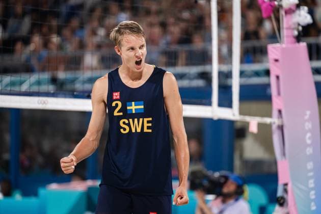240808 Jonatan Hellvig of Sweden celebrates in a men s beach volleyball semifinal match between Qatar and Sweden during day 13 of the Paris 2024 Olympic Games on August 8, 2024 in Paris Photo Ludvig Thunman BILDBYRAN kod LT LT0664 beachvolleyboll beach volleyball sandvolleyball olympic games olympics os ol olympiska spel olympiske leker paris 2024 paris os paris ol 13 bbeng jubel  Copyright: LUDVIGxTHUNMAN BB240808LT067