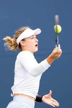 TORONTO, ON - AUGUST 08: Anna Kalinskaya of Russia hits a shot during her second round match of the National Bank Open, part of the WTA, Tennis Damen Tour, at Sobeys Stadium on August 8, 2024 in Toronto, Canada. (Photo by Julian Avram Icon Sportswire) TENNIS: AUG 08 National Bank Open EDITORIAL USE ONLY Icon2408080049