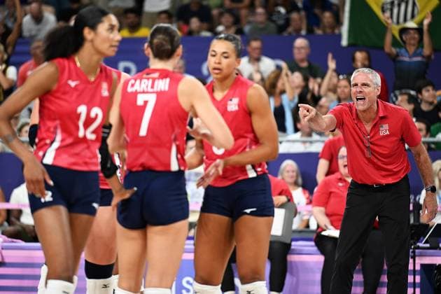 (240808) -- PARIS, Aug. 8, 2024 -- Karch Kiraly (1st R), head coach of team USA, gives instructions during the women s semifinal of volleyball between Brazil and the United States at the Paris 2024 Olympic Games, Olympische Spiele, Olympia, OS in Paris, France on Aug. 8, 2024. ) (PARIS2024) FRANCE-PARIS-OLY-VOLLEYBALL LiuxDawei 