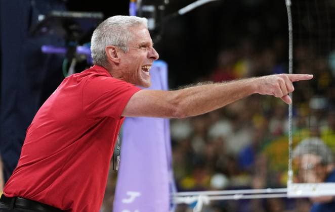 (240808) -- PARIS, Aug. 8, 2024 -- Karch Kiraly, head coach of team USA, gives instructions during the women s semifinal of volleyball between Brazil and the United States at the Paris 2024 Olympic Games, Olympische Spiele, Olympia, OS in Paris, France on Aug. 8, 2024. ) (PARIS2024) FRANCE-PARIS-OLY-VOLLEYBALL JuxHuanzong 