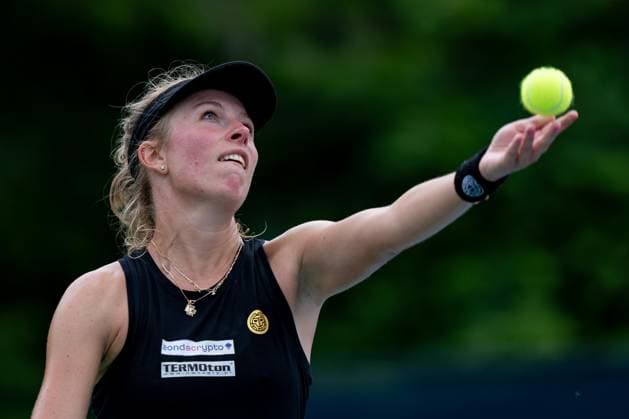 TORONTO, ON - AUGUST 08: Magdalena FrÄ™ch of Poland serves during her second round match of the National Bank Open, part of the WTA, Tennis Damen Tour, at Sobeys Stadium on August 8, 2024 in Toronto, Canada. (Photo by Julian Avram Icon Sportswire) TENNIS: AUG 08 National Bank Open EDITORIAL USE ONLY Icon2408080129