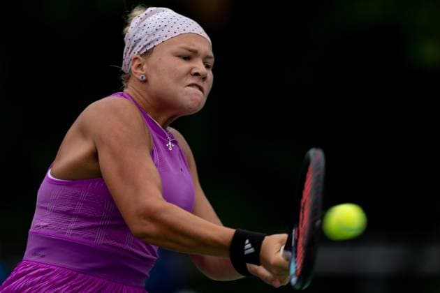 TORONTO, ON - AUGUST 08: Diana Shnaider of Russia hits a shot during her second round match of the National Bank Open, part of the WTA, Tennis Damen Tour, at Sobeys Stadium on August 8, 2024 in Toronto, Canada. (Photo by Julian Avram Icon Sportswire) TENNIS: AUG 08 National Bank Open EDITORIAL USE ONLY Icon2408080151