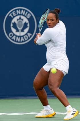TORONTO, ON - AUGUST 08: Taylor Townsend of the United States hits a shot during her second round match of the National Bank Open, part of the WTA, Tennis Damen Tour, at Sobeys Stadium on August 8, 2024 in Toronto, Canada. (Photo by Julian Avram Icon Sportswire) TENNIS: AUG 08 National Bank Open EDITORIAL USE ONLY Icon2408080159