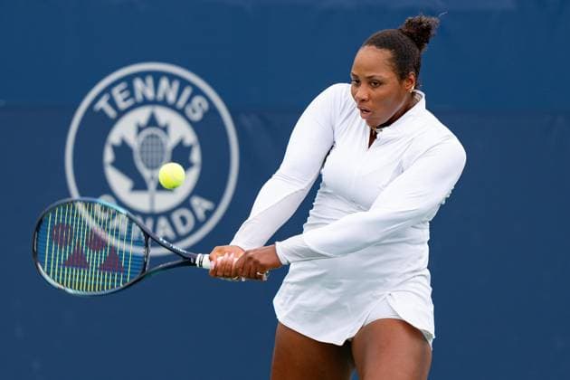 TORONTO, ON - AUGUST 08: Taylor Townsend of the United States hits a shot during her second round match of the National Bank Open, part of the WTA, Tennis Damen Tour, at Sobeys Stadium on August 8, 2024 in Toronto, Canada. (Photo by Julian Avram Icon Sportswire) TENNIS: AUG 08 National Bank Open EDITORIAL USE ONLY Icon2408080161