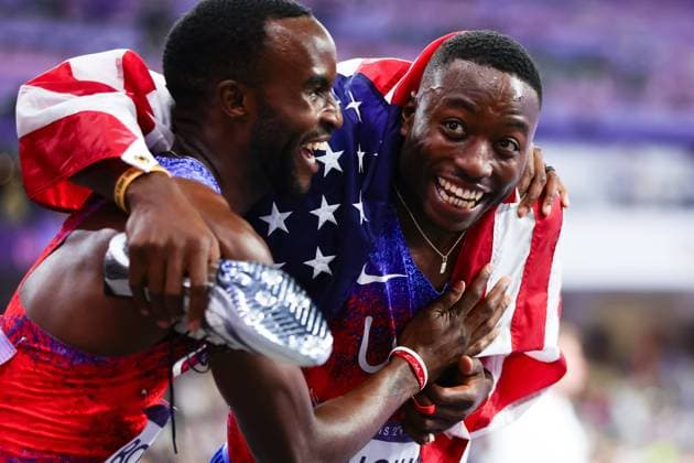 Bilder des Jahres 2024, Sport 08 August Sport Themen der Woche KW32 Sport Bilder des Tages PARIS, FRANCE - AUGUST 08: Grant Holloway of USA celebrates with Daniel Roberts of USA after winning the 110m Hurdles Final during the Athletics Paris 2024 Olympic Games, Olympische Spiele, Olympia, OS at the Stade de France on August 08, 2024 in Paris, France. (Photo by Pete Dovgan Speed Media Icon Sportswire) OLYMPICS: AUG 08 Paris 2024 EDITORIAL USE ONLY Icon2408080481