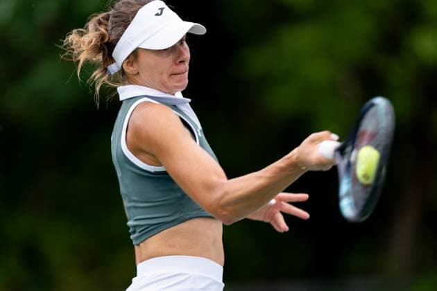 TORONTO, ON - AUGUST 08: Magda Linette of Poland hits a shot during her second round match of the National Bank Open, part of the WTA, Tennis Damen Tour, at Sobeys Stadium on August 8, 2024 in Toronto, Canada. (Photo by Julian Avram Icon Sportswire) TENNIS: AUG 08 National Bank Open EDITORIAL USE ONLY Icon2408080231