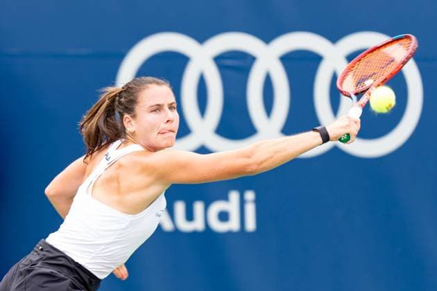 TORONTO, ON - AUGUST 08: Emma Navarro of the United States hits a shot during her second round match of the National Bank Open, part of the WTA, Tennis Damen Tour, at Sobeys Stadium on August 8, 2024 in Toronto, Canada. (Photo by Julian Avram Icon Sportswire) TENNIS: AUG 08 National Bank Open EDITORIAL USE ONLY Icon2408080238