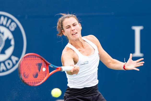 TORONTO, ON - AUGUST 08: Emma Navarro of the United States hits a shot during her second round match of the National Bank Open, part of the WTA, Tennis Damen Tour, at Sobeys Stadium on August 8, 2024 in Toronto, Canada. (Photo by Julian Avram Icon Sportswire) TENNIS: AUG 08 National Bank Open EDITORIAL USE ONLY Icon2408080241
