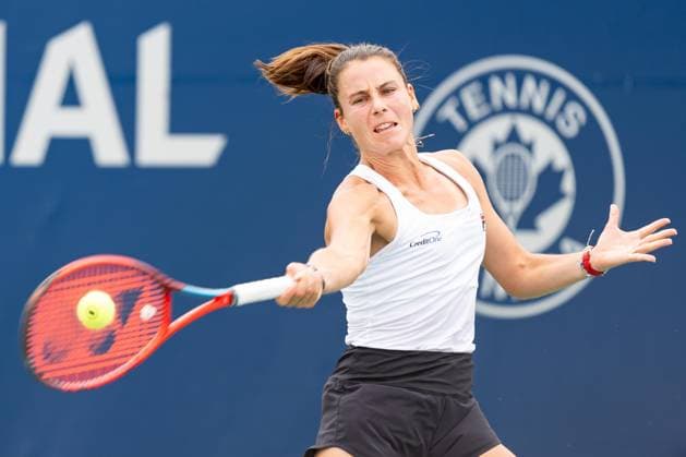 TORONTO, ON - AUGUST 08: Emma Navarro of the United States hits a shot during her second round match of the National Bank Open, part of the WTA, Tennis Damen Tour, at Sobeys Stadium on August 8, 2024 in Toronto, Canada. (Photo by Julian Avram Icon Sportswire) TENNIS: AUG 08 National Bank Open EDITORIAL USE ONLY Icon2408080248